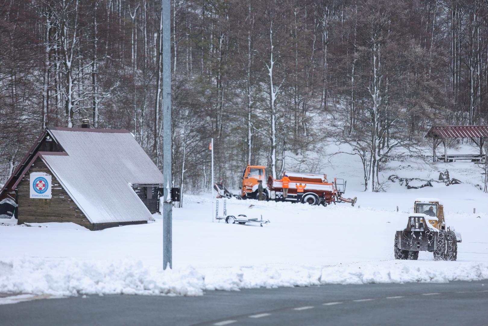 Fotograf Pixsella snimio je ralicu koja je, obavljajući svoj zadatak, zapela u snijegu. Iz teškog položaja, prema fotografijama, izvlačio ju je kamion. 